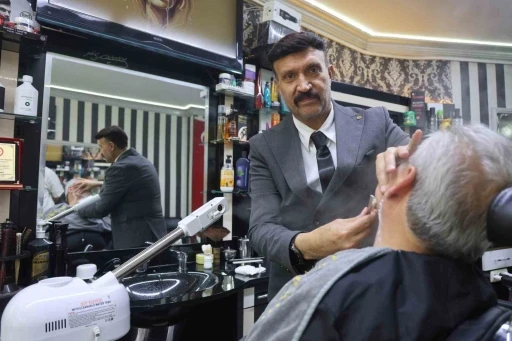 Mesleğine olan ciddiyetini kaybetmeyen berber, yaz kış demeden m&uuml;şterilerini takım elbiseyle tıraş ediyor
