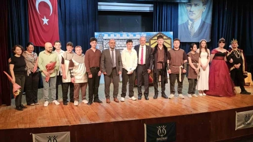 Meslek liseliler &lsquo;Hamlet&rsquo;le sahneye &ccedil;ıktı
