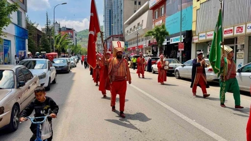 Meslek liseliler mehteran eşliğinde y&uuml;r&uuml;y&uuml;p, mesleklerini anlattılar
