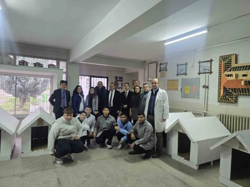 Meslek liselilerden sokak hayvanlarına kul&uuml;be desteği
