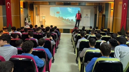Meslek lisesi &ouml;ğrencileri bağımlılıkla m&uuml;cadele konusunda bilgilendirildi
