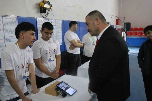 Meslek lisesi &ouml;ğrencileri işaret dilini yapay zekayla sese d&ouml;n&uuml;şt&uuml;rd&uuml;