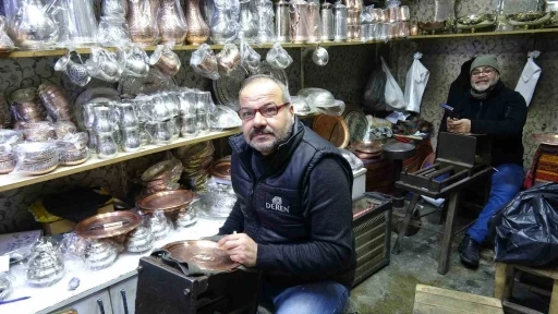 Meslektaş dayı yeğen 44 yıldır birlikte bakır işliyor
