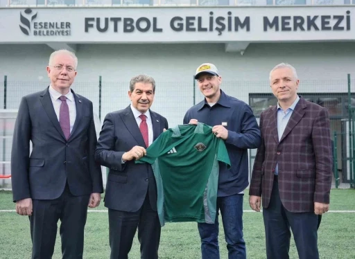Mesut &Ouml;zil Esenler&rsquo;de sahaya indi
