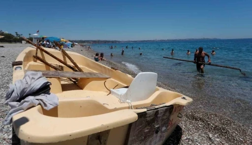 Metal çıkarmak için denize daldı, batmış tekneyi bulup kıyıya çıkardı

