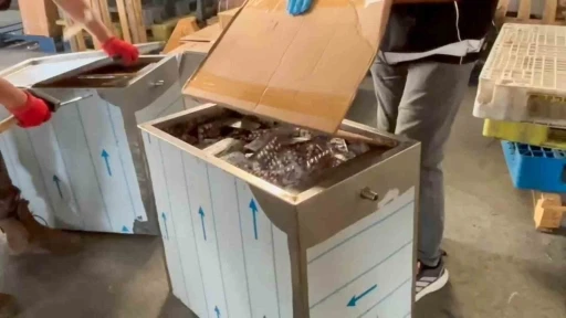 Metal kolilerden binlerce sentetik hap &ccedil;ıktı: 2 kişi tutuklandı
