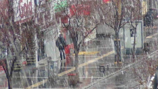 Meteoroloji uyardı: Kars&rsquo;ta kar yağışı başladı
