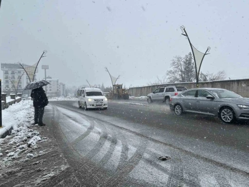 Meteoroloji uyarmıştı: Bing&ouml;l&rsquo;de kar etkisini s&uuml;rd&uuml;r&uuml;yor
