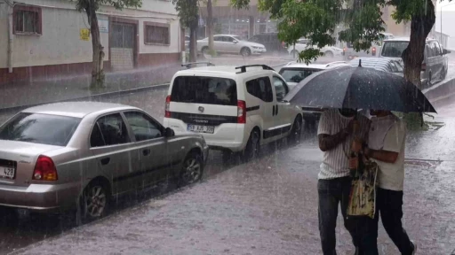 Meteoroloji uyarmıştı: Kars&rsquo;ı dolu vurdu, Sanayi B&ouml;lgesi beyaza b&uuml;r&uuml;nd&uuml;
