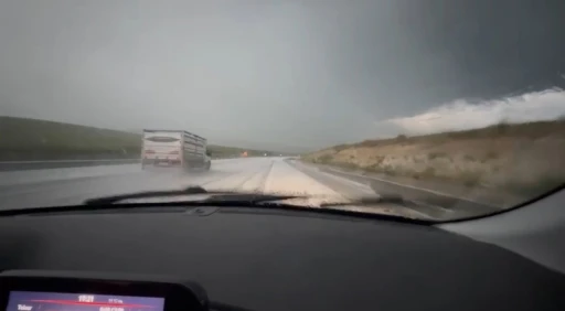Meteoroloji uyarmıştı: Kars&rsquo;ta dolu yağışı yolları beyaza b&uuml;r&uuml;d&uuml;
