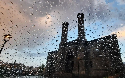 Meteorolojiden "Kuvvetli yağış ve r&uuml;zgar" uyarısı