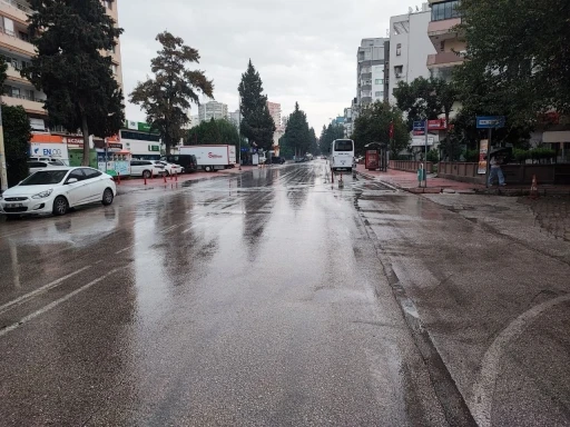 Meteorolojinin kuvvetli yağış uyarısı yaptığı Adana’da yağmur başladı
