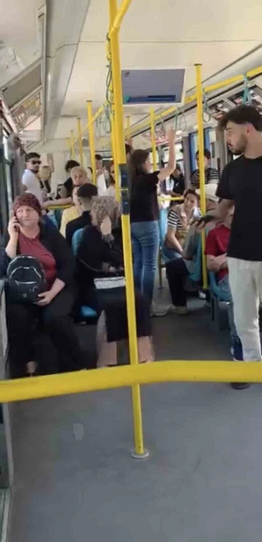 Metro&rsquo;da y&uuml;ksek sesle konuşma tartışması
