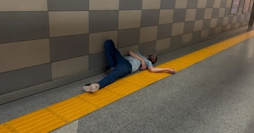 Metro istasyonunda sızıp kaldı;&quot; Ben neredeyim, bırakın yatayım&quot; dedi

