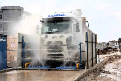 Metro şantiyesinden &ccedil;ıkan ara&ccedil;lar temizlendikten sonra trafiğe karışıyor
