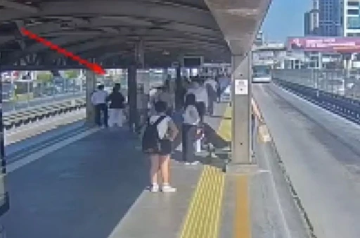 Metrob&uuml;s durağında bı&ccedil;aklı saldırı: 1 &ouml;l&uuml;
