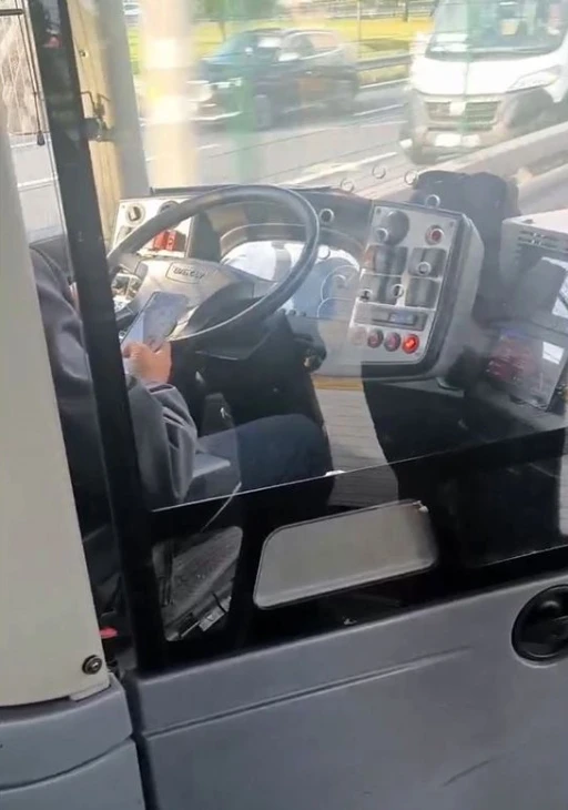 Metrobüs şoföründen &quot;pes&quot; dedirten duyarsızlık : Seyir halinde sohbet edip cep telefonu ile ilgilendi

