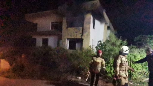 Metruk bina alevlere teslim oldu
