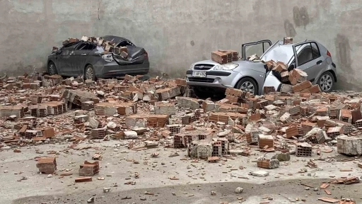 Metruk binanın &ccedil;atı duvarı otoparka devrildi, 6 ara&ccedil;ta hasar oluştu
