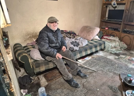 Metruk evde yaşam m&uuml;cadelesi veren Celal amca huzurevine alındı
