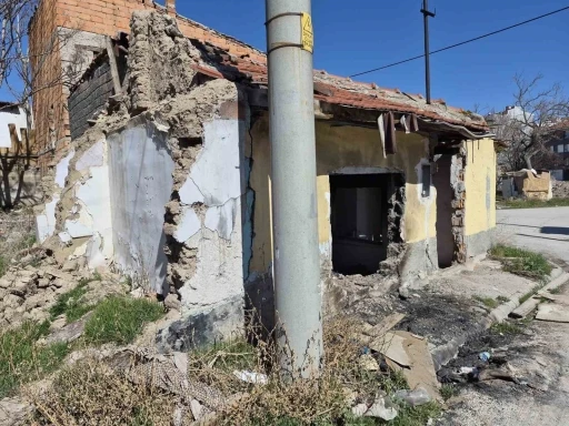 Metruk evler &ccedil;evreye tehlike sa&ccedil;ıyor
