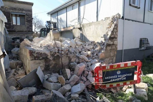 Metruk yapı kontroll&uuml; şekilde yıkıldı
