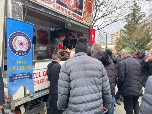 Mevlit &ccedil;ıkışı vatandaşlara lokma ikramı
