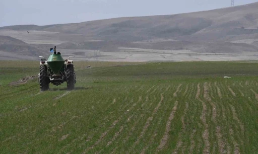 Mevsim yağmurları &ouml;ncesi &ccedil;ift&ccedil;iler g&uuml;bre mesaisine başladı

