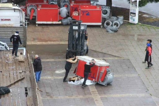 Meydanda korkutan iş kazası: Tırdan indirilen havalandırma &uuml;nitesi devrildi
