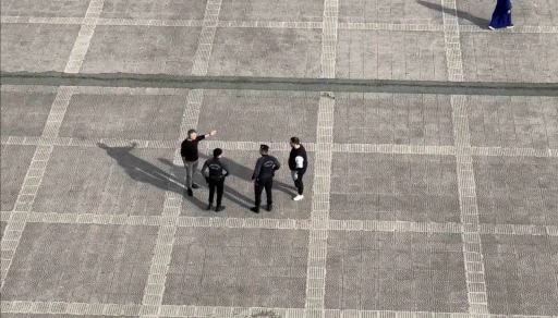 Meydandaki yumruklu kavgayı polis büyümeden önledi
