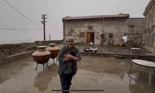 Meyve ağa&ccedil;larının &ccedil;i&ccedil;ek a&ccedil;tığı G&uuml;zelyurt&rsquo;ta kar yağışı
