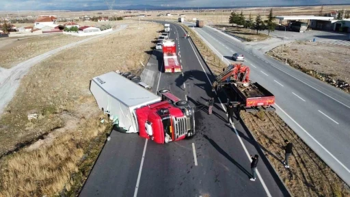 Meyve yüklü tır devrildi
