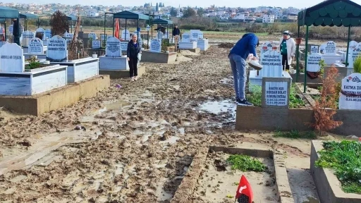 Mezarlar selde &ccedil;&ouml;kt&uuml; aileler isyan etti
