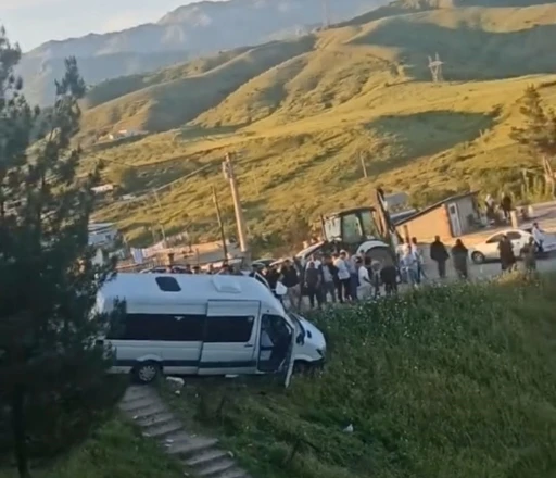 Mezarlık ziyareti d&ouml;n&uuml;ş&uuml; faciadan d&ouml;n&uuml;ld&uuml;: Freni patlayan minib&uuml;s şarampole yuvarlanmaktan son anda kurtuldu
