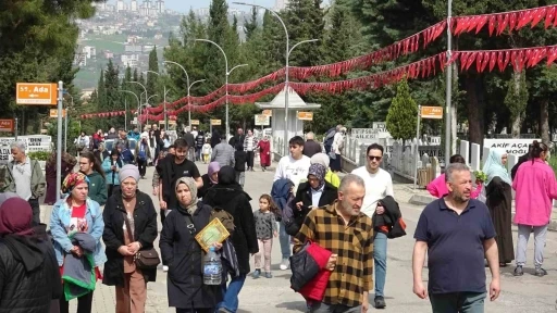 Mezarlıklar doldu taştı: Hüzün ve gurur
