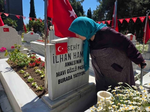 Mezarlıklarda h&uuml;z&uuml;n: 90 yaşındaki şehit annesinin 34 yıldır dinmeyen acısı
