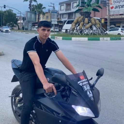 Mezarlıkta otomobilde 2 gen&ccedil; &ouml;l&uuml; bulundu, otomobilde isimleri yazılı şef bı&ccedil;ağı bulundu
