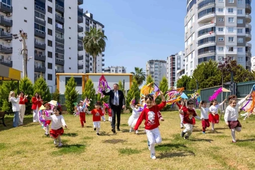 Mezitli&rsquo;de &ccedil;ocuklar Başkan Tuncer&rsquo;le u&ccedil;urtma u&ccedil;urdu
