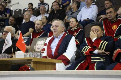 Mezuniyet t&ouml;reninde g&ouml;zyaşları sel oldu
