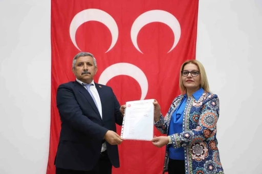 MHP il&ccedil;e başkanı G&uuml;ndoğdu mazbatasını alarak g&ouml;reve başladı
