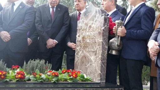 MHP Lideri Bah&ccedil;eli, T&uuml;rkeş&rsquo;in kabrini ziyaret etti
