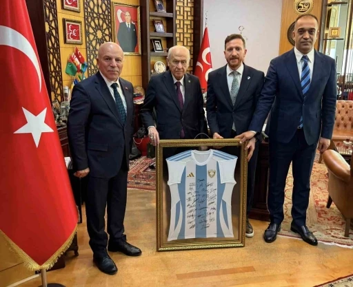 MHP lideri Bah&ccedil;eli&rsquo;ye Erzurumspor forması takdim edildi
