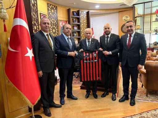 MHP Lideri Bah&ccedil;eli&rsquo;ye S&uuml;per Lig&rsquo;e y&uuml;kselen &Ccedil;orum FK forması hediye edildi
