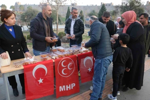 MHP Sur teşkilatından Regaip Kandili ikramı
