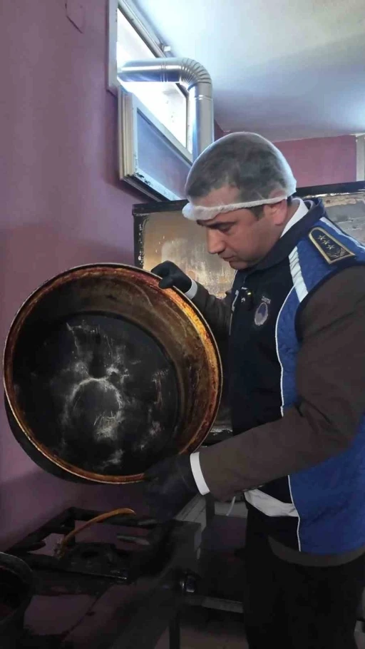 Mide bulandıran tencerenin bulunduğu yemekhane mutfağında &uuml;zerinde sinekler u&ccedil;uşan &ccedil;&uuml;r&uuml;m&uuml;ş patatesler zabıta ekiplerini hayrete d&uuml;ş&uuml;rd&uuml;
