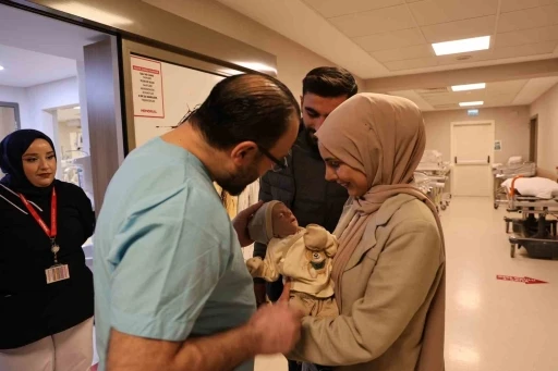 Mide ve bağırsakları karnının dışında doğan 44 g&uuml;nl&uuml;k bebek iki ameliyat ge&ccedil;irdi
