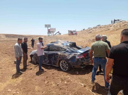 Midyat’ta virajı alamayan otomobil takla attı: 2 yaralı

