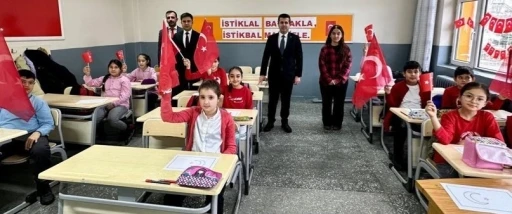 Mihalı&ccedil;&ccedil;ık&rsquo;ta ilk ders &rsquo;Bayrak Sevgisi&rsquo; oldu

