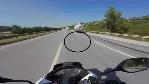 Mikserden d&uuml;şen malzeme motosiklet s&uuml;r&uuml;c&uuml;s&uuml;n&uuml; &ouml;l&uuml;mle burun buruna getirdi
