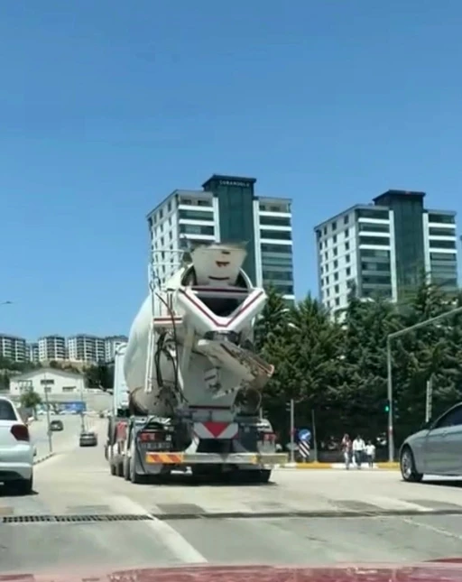 Mikserden taşan beton yola d&ouml;k&uuml;ld&uuml;
